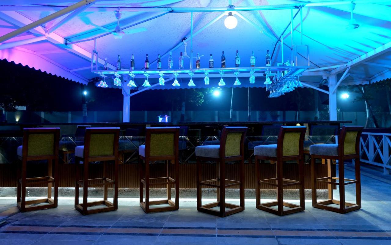 Gold Beach Villa Daman Esterno foto