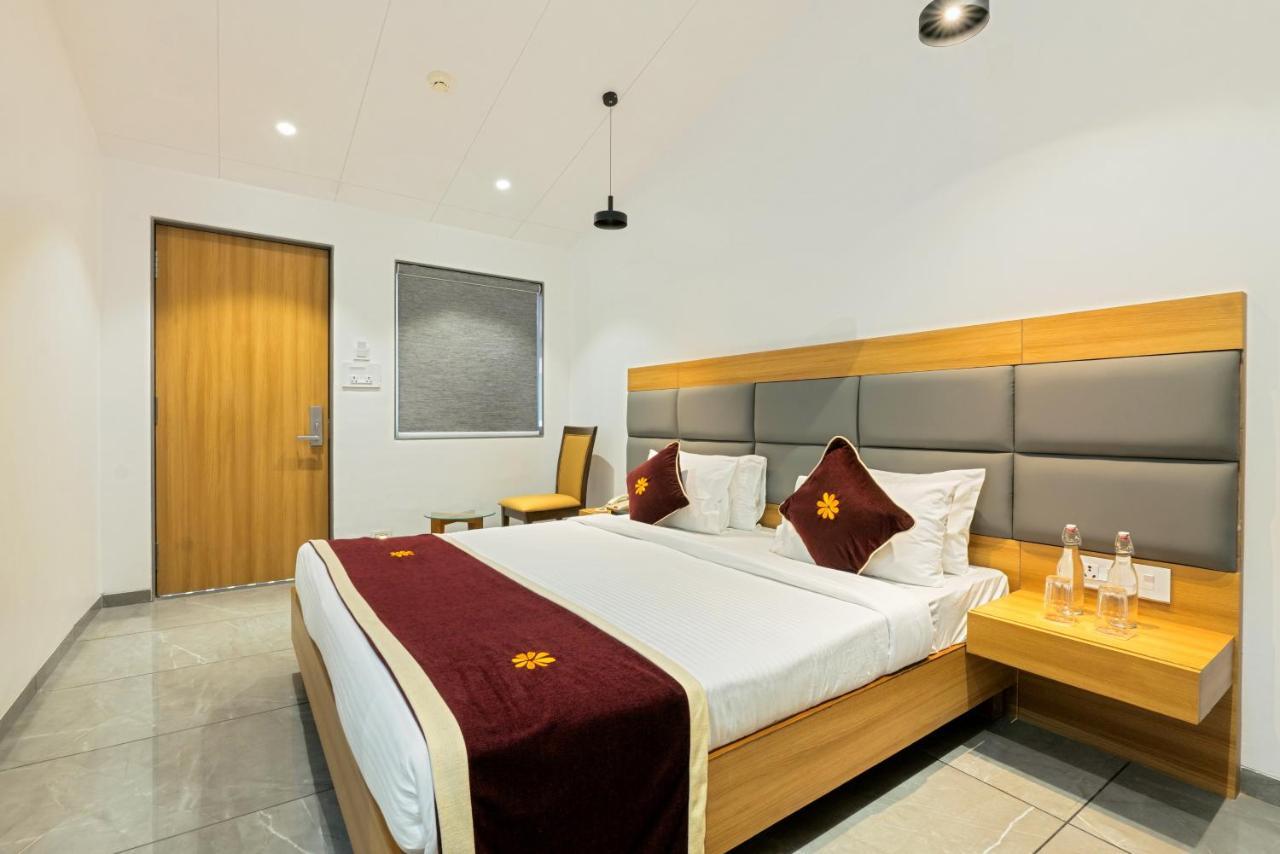 Gold Beach Villa Daman Esterno foto